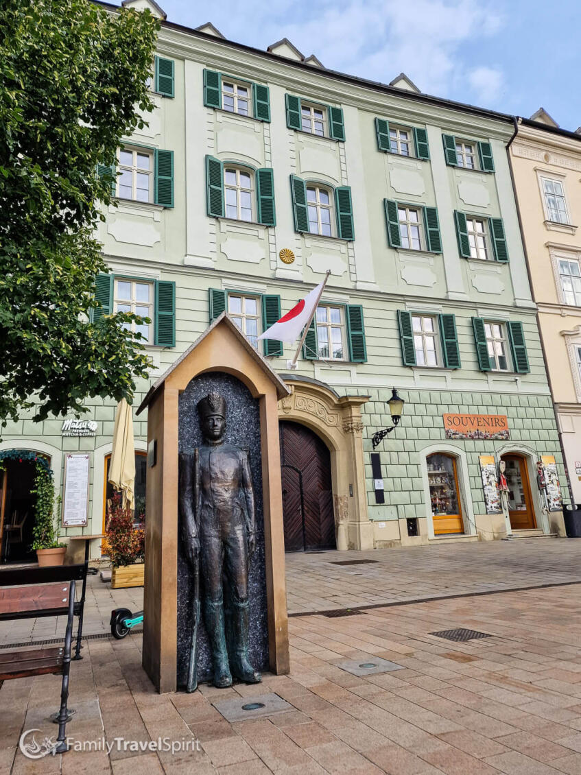 Стражата в будка в Стария град на Братислава